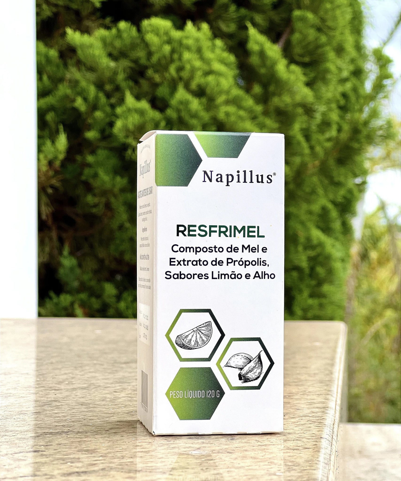 Resfrimel composto de mel e extrato de própolis, sabores limão e alho