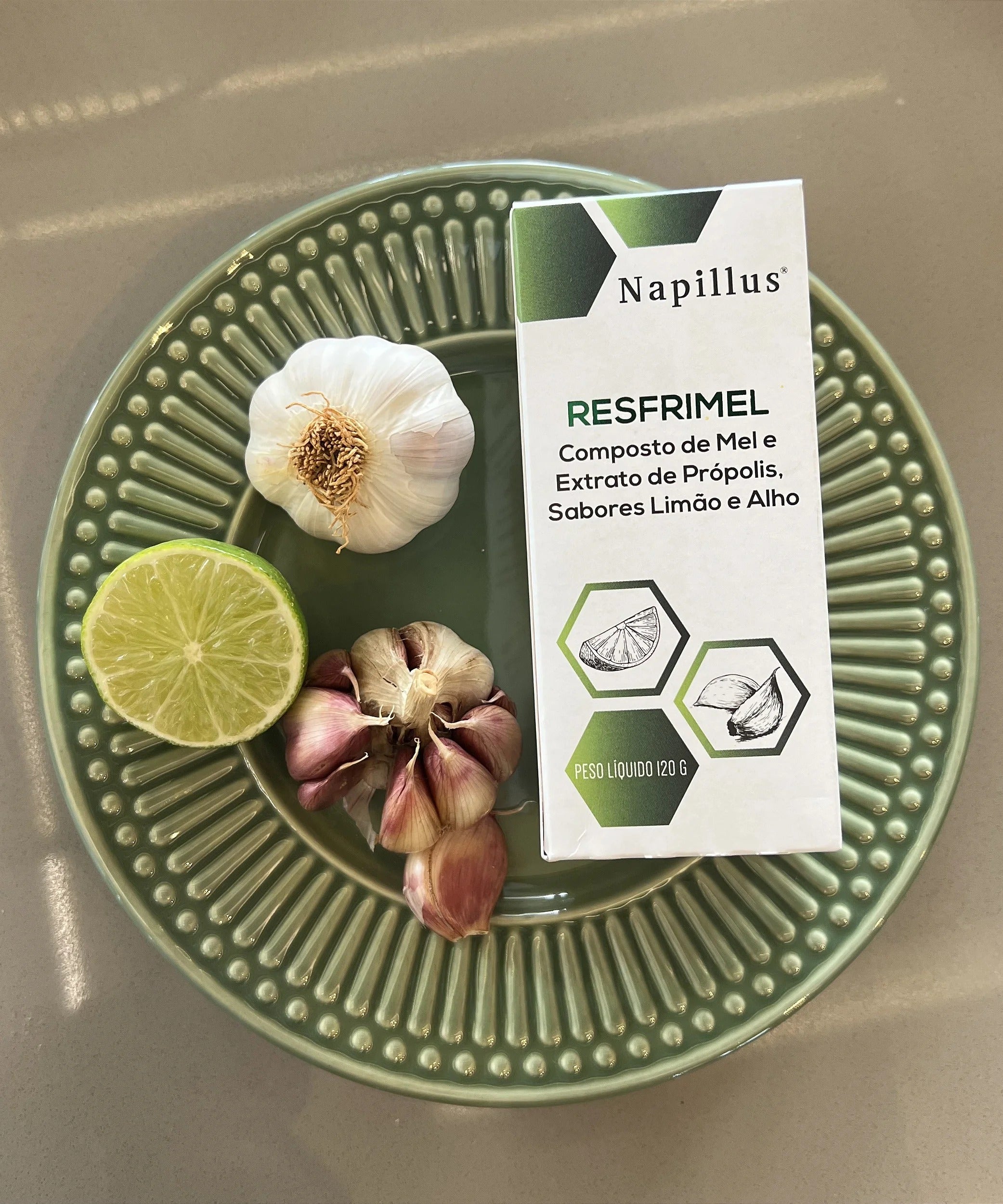 Resfrimel composto de mel e extrato de própolis, sabores limão e alho