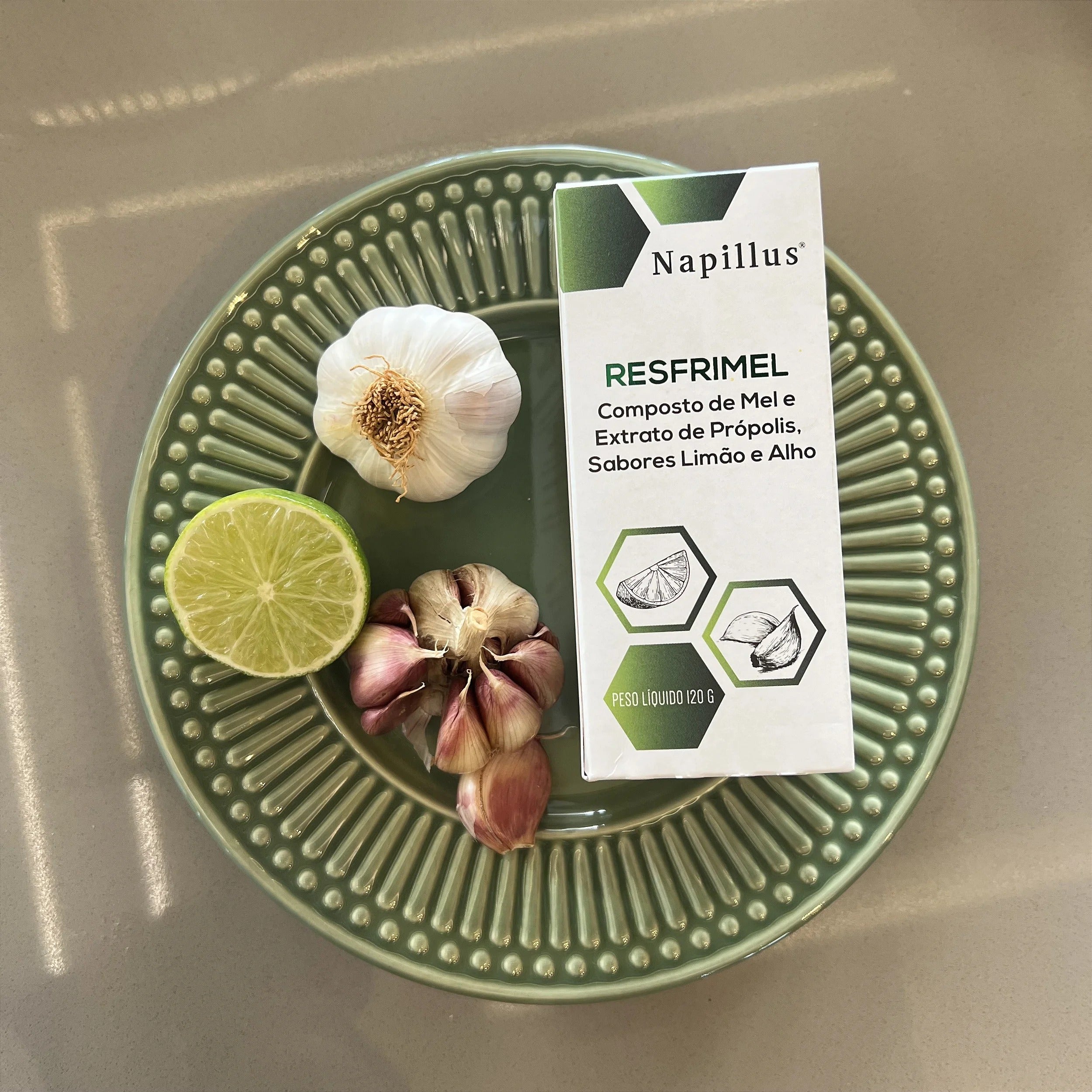 Resfrimel composto de mel e extrato de própolis, sabores limão e alho